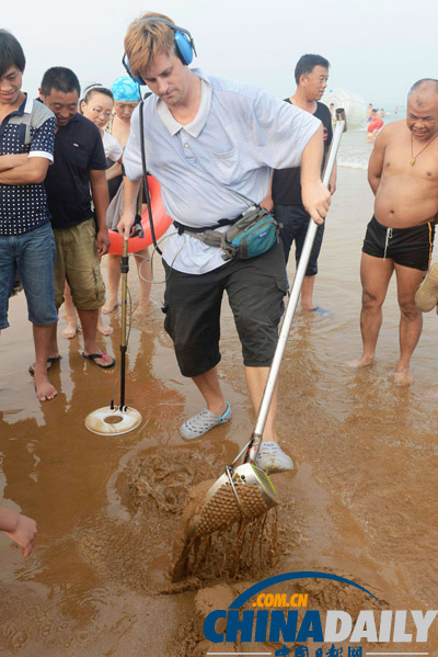 山東青島：外國友人義務清理沙灘廢舊金屬