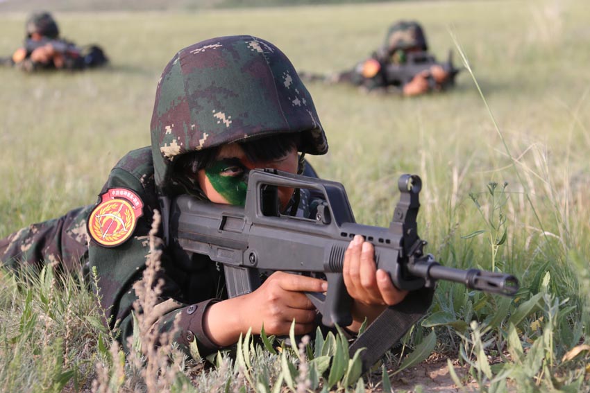 高清:我陸軍首支女子特戰(zhàn)連訓(xùn)練剪影