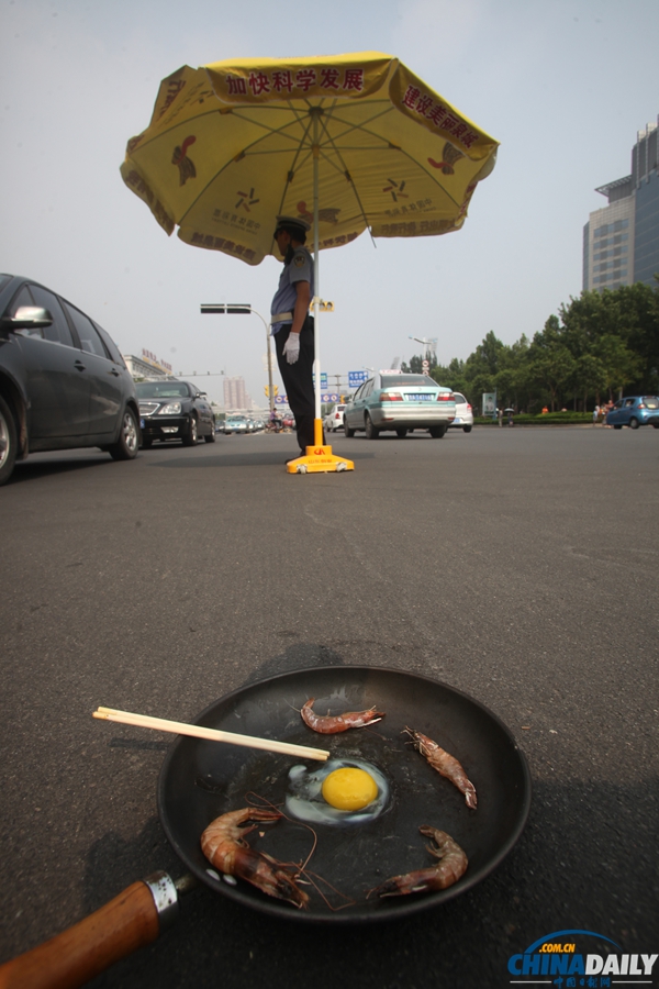 濟(jì)南市民馬路煎雞蛋體驗(yàn)高溫