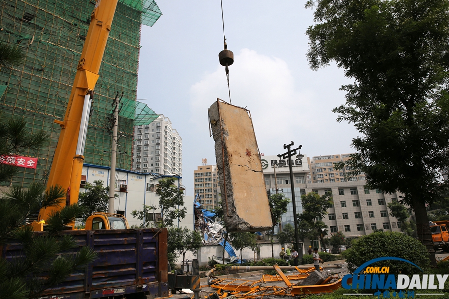 西安：突發暴風雨天氣 塔吊倒塌砸中板房4人亡