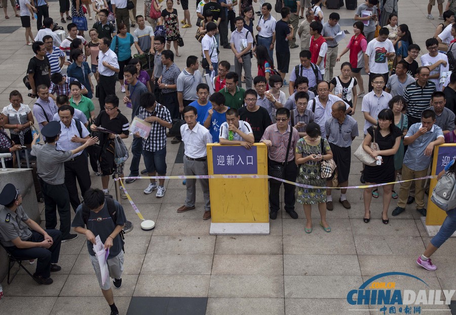 清華大學(xué)開展新生自主報(bào)到 家長(zhǎng)被攔警戒線外