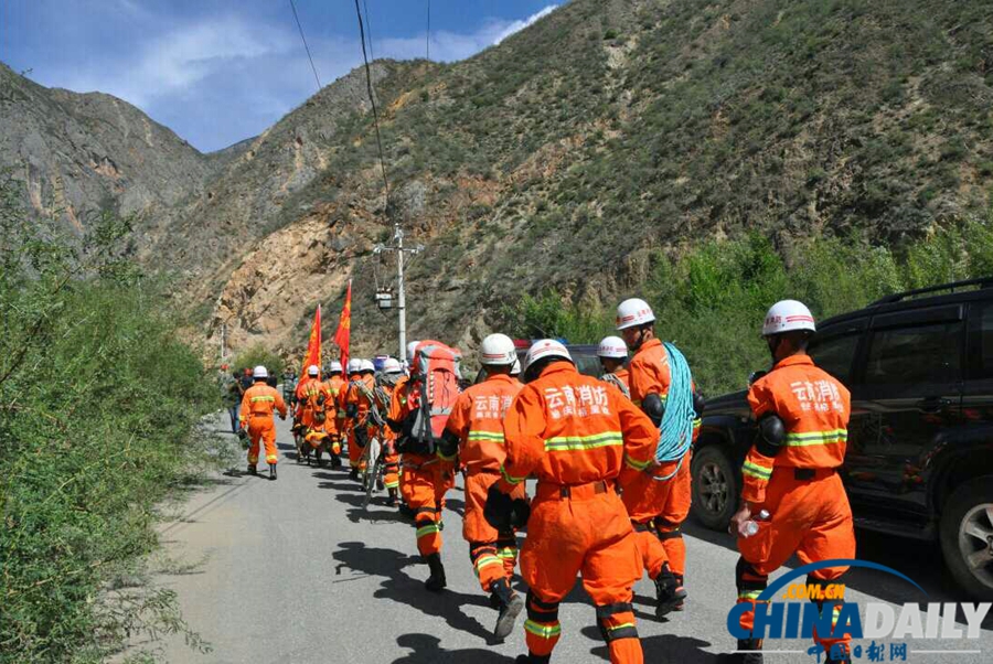 高清：川滇交界發(fā)生5.1級地震 迪慶消防官兵徒步挺進(jìn)災(zāi)區(qū)救援