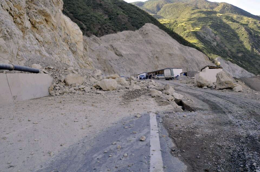 高清：川滇交界發生5.1級地震 迪慶消防官兵徒步挺進災區救援