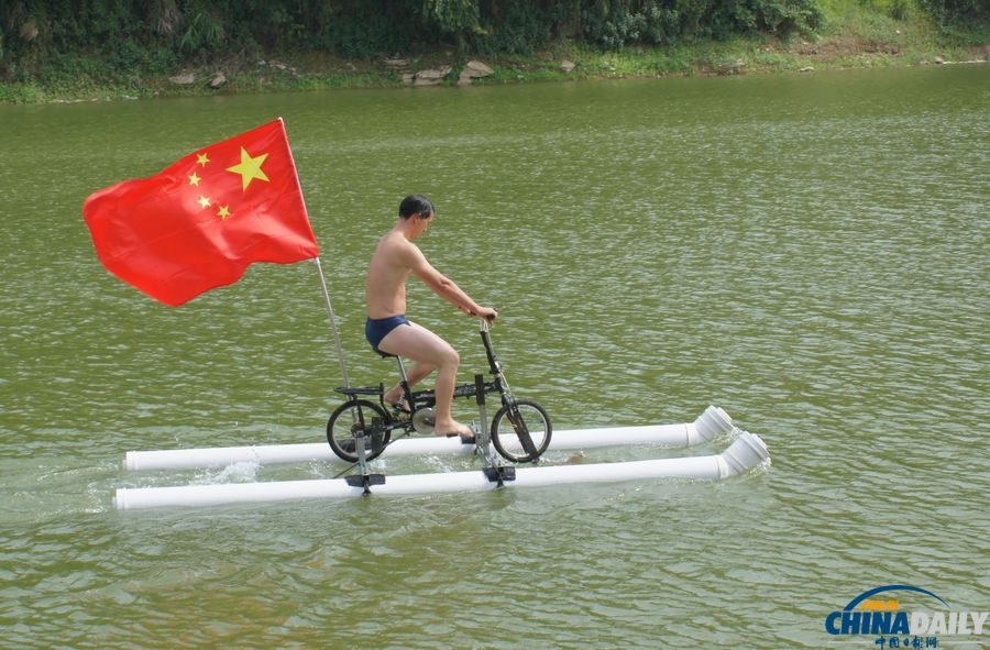 貴州鎮寧：退休公務員造出“水上自行車”