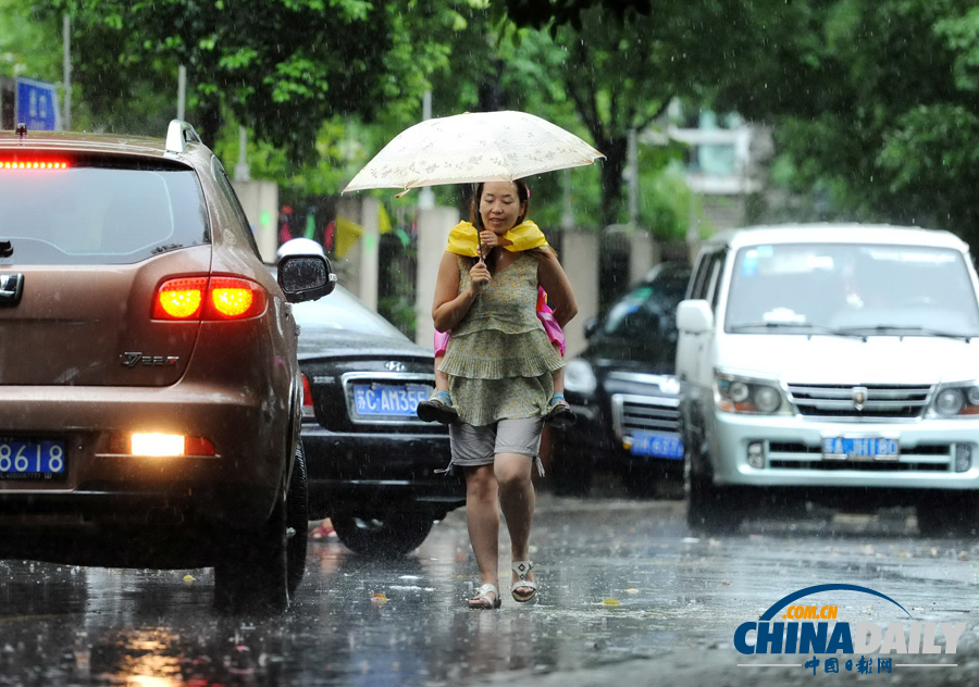 滬發布3年來首個暴雨紅色預警 浦東雨量達120mm