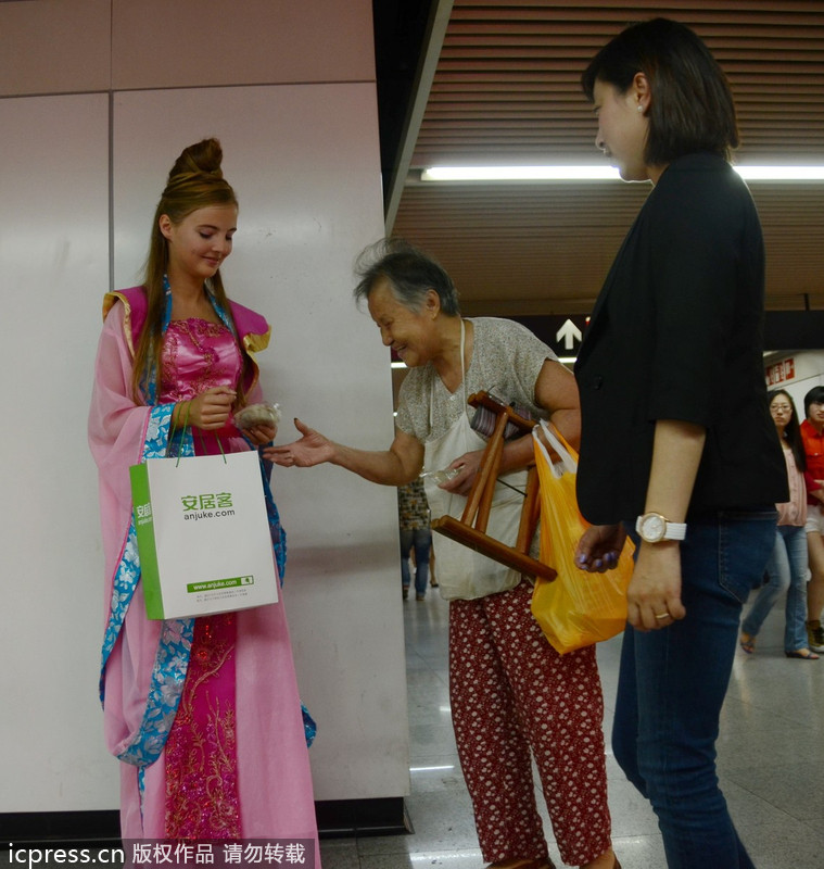 上海：外國美女玩穿越扮嫦娥 求與路人共度中秋良宵