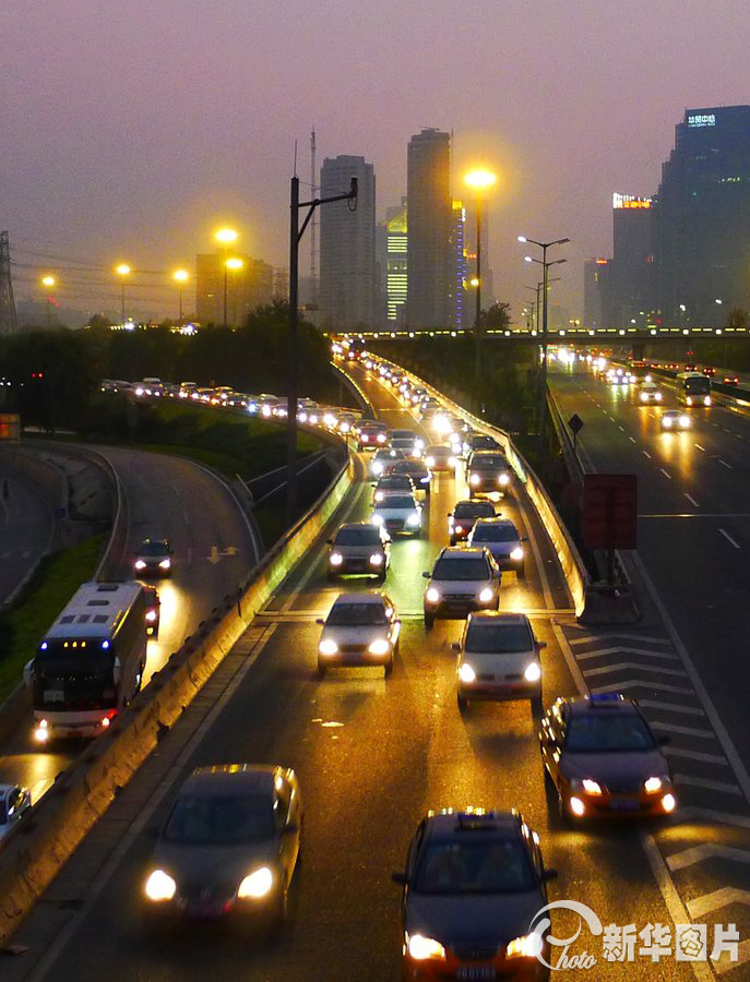 北京中秋后返城車輛劇增人員擁擠