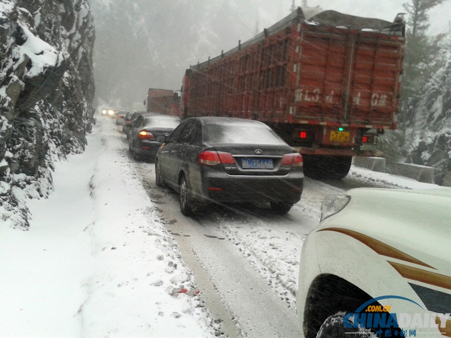 新疆哈密迎來降雪天氣 山區路段車輛擁堵滯留