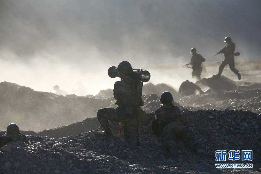 直擊解放軍萬人千車陸空協(xié)同高原大對抗