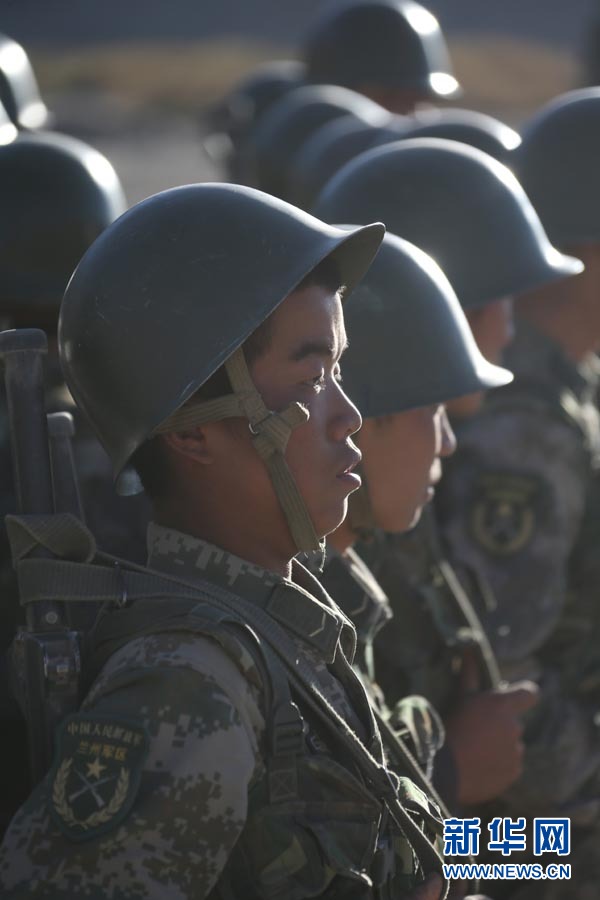 直擊解放軍萬人千車陸空協同高原大對抗