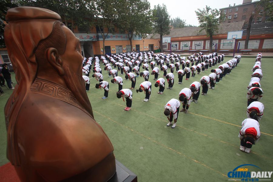 濟南：400余名小學(xué)生操場拜孔子 紀念孔子誕辰2564周年