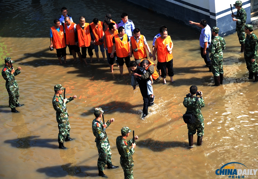 浙江余姚：洪水中 在押人員安全大轉移