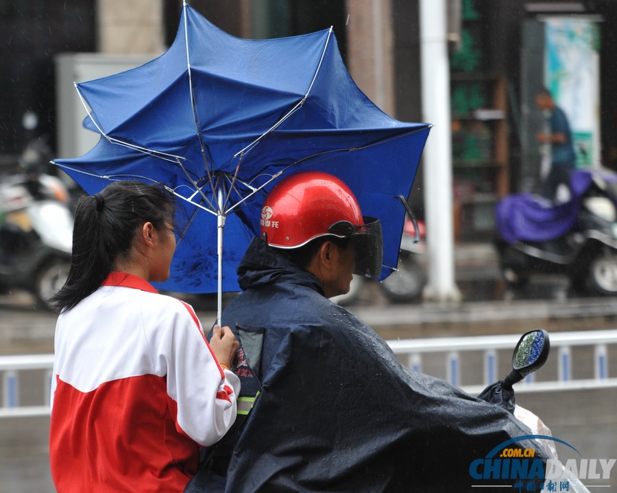 臺風(fēng)“百合”逼近海南 瓊海市民躲雨避風(fēng)各有高招