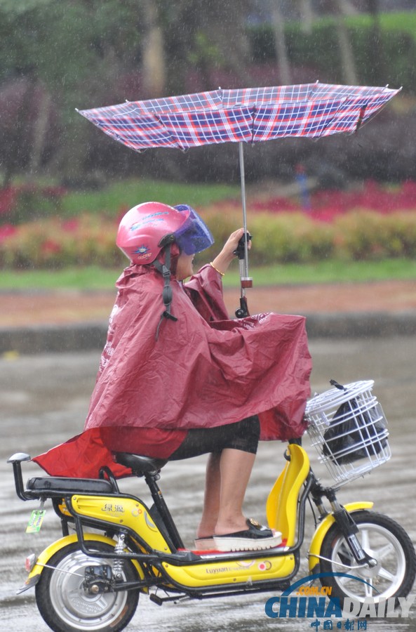 臺(tái)風(fēng)“百合”逼近海南 瓊海市民躲雨避風(fēng)各有高招