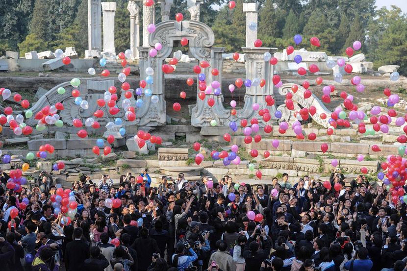 北京六百高中生圓明園內舉行成人禮