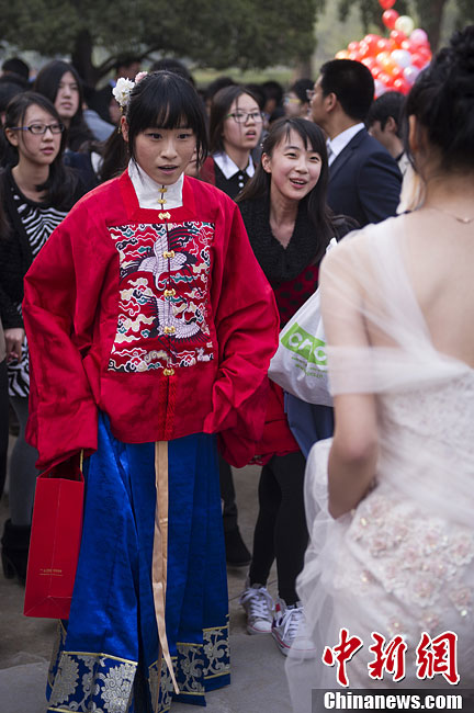 北京六百高中生圓明園內舉行成人禮