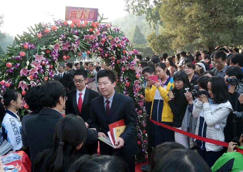 北京六百高中生圓明園內(nèi)舉行成人禮