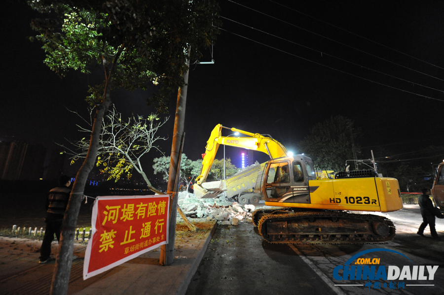 蘭州黃河城關大橋河堤垮塌河堤正在加緊搶修