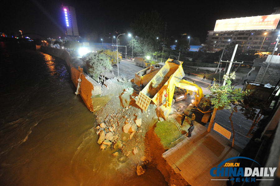 蘭州黃河城關大橋河堤垮塌河堤正在加緊搶修