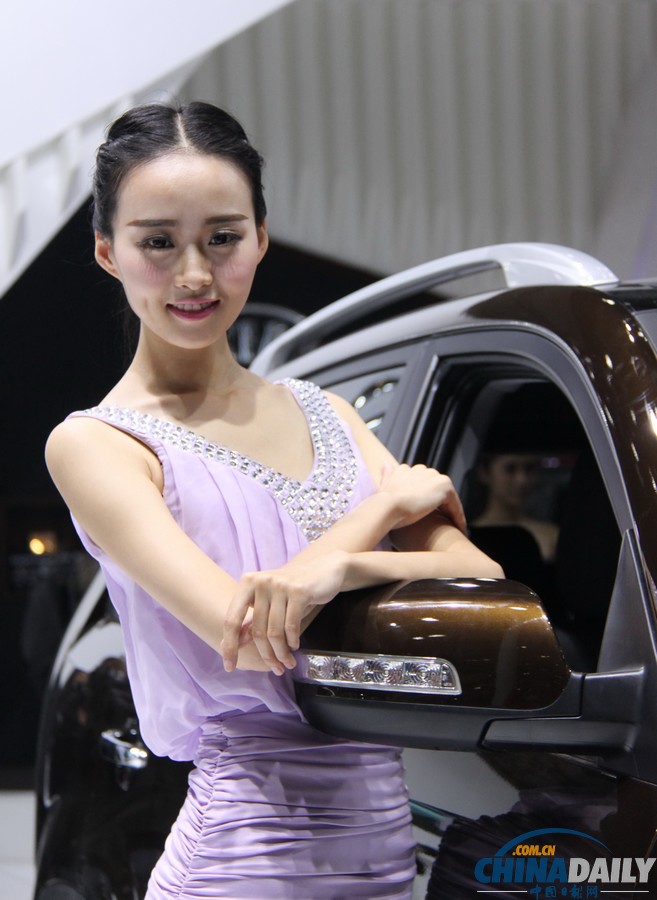 2013北京進口汽車博覽會開幕 美女車模爭艷