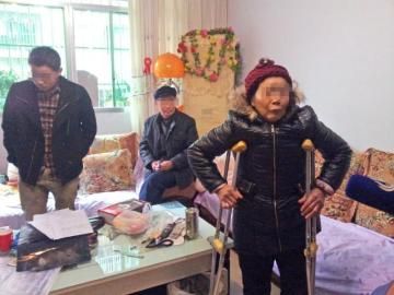 四川“訛人”老太受訪當場下跪：我是被冤枉的(圖)