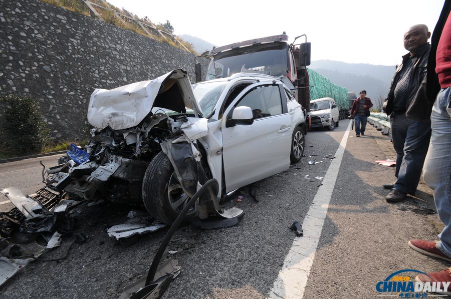 滬昆高速貴州境內12車連環相撞 多人死傷