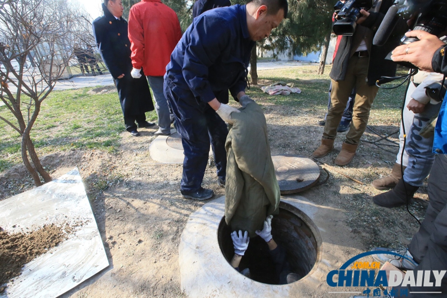 北京執法人員對多處井底“蝸居地”封井