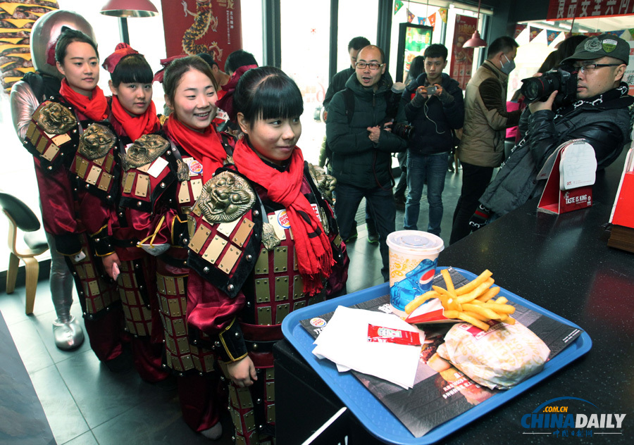 “秦兵俑”攜手“外星人”闖進餐廳當(dāng)服務(wù)員