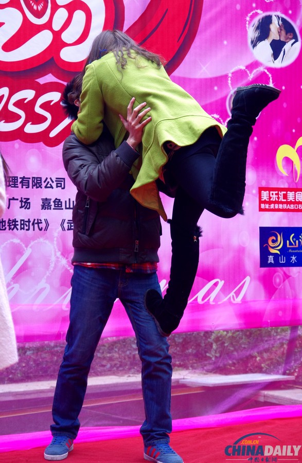 武漢舉辦光谷圣誕之吻情侶KISS大賽