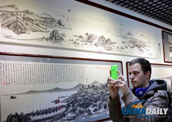 古稀老人舉辦“最愛秦皇島”國畫藝術展(組圖)