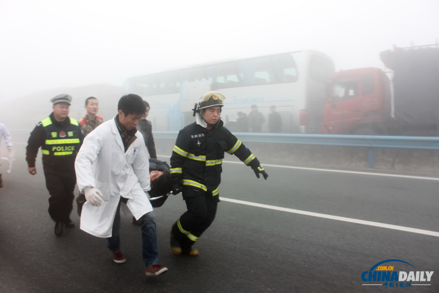 濃霧致滬渝高速公路荊州段22車連環追尾