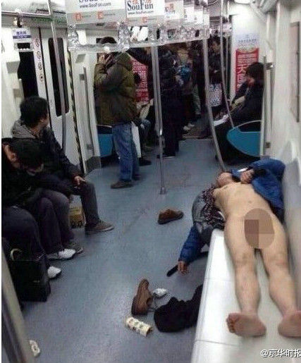 北京：醉酒男子裸身睡地鐵車廂被拘留(圖)