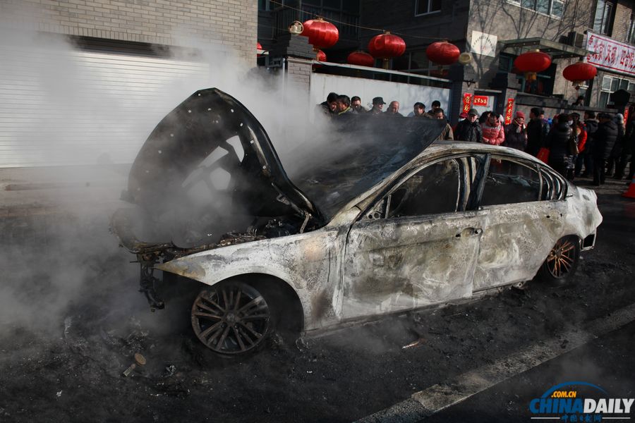 北京一輛寶馬轎車發生自燃 被燒只剩車架