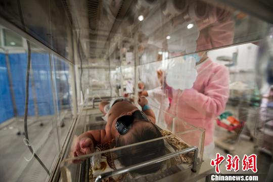 女子剖腹產(chǎn)生下14斤男嬰 三人一起拉才拿出嬰兒