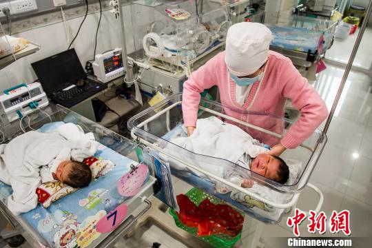 女子剖腹產(chǎn)生下14斤男嬰 三人一起拉才拿出嬰兒