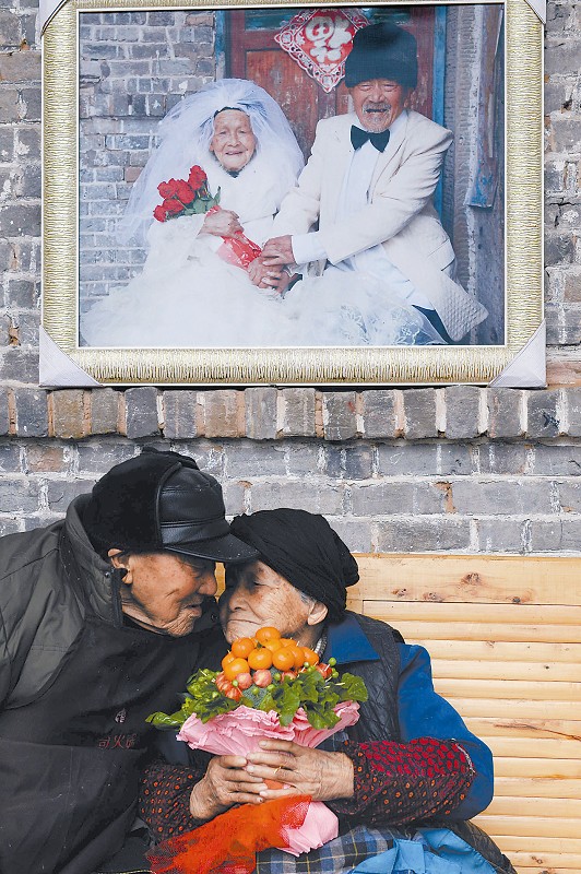 103歲老翁送105歲老伴“蔬菜花卉”傳達愛意