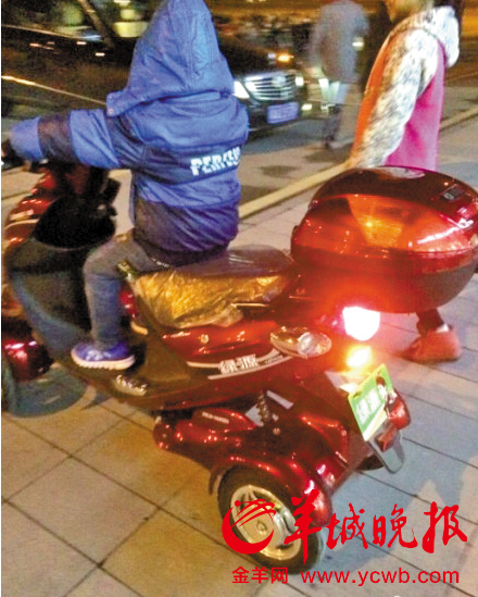 00后男童數(shù)千元買(mǎi)禮物送女友 網(wǎng)友驚呼