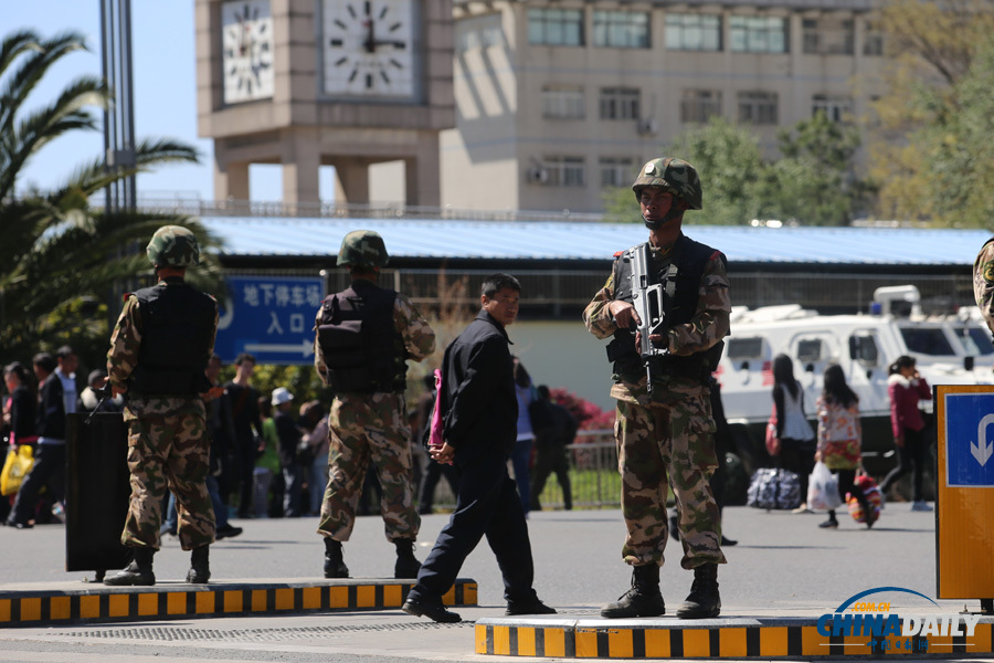 云南昆明安保升級武警持槍執勤巡邏 市民自發獻花