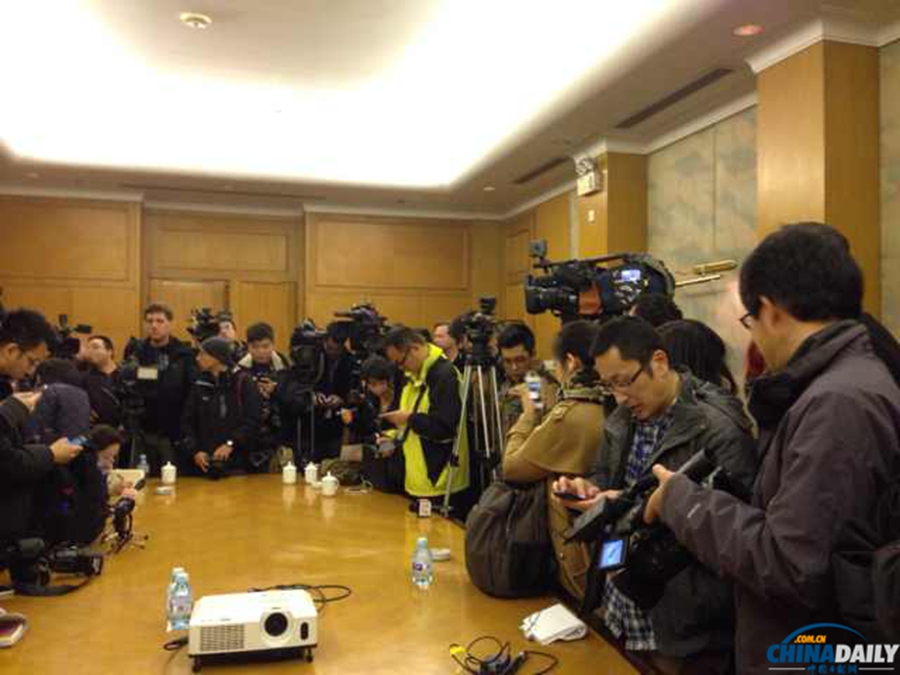 馬來西亞飛北京航班失聯 記者在麗都等待發布會召開