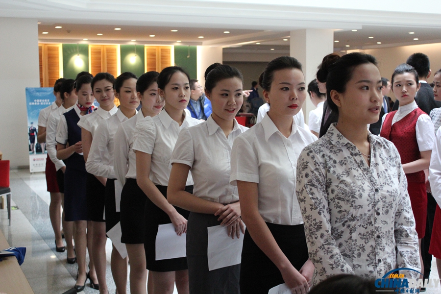 中聯航空乘招聘3千余人爭奪65個名額 現場氣氛火熱