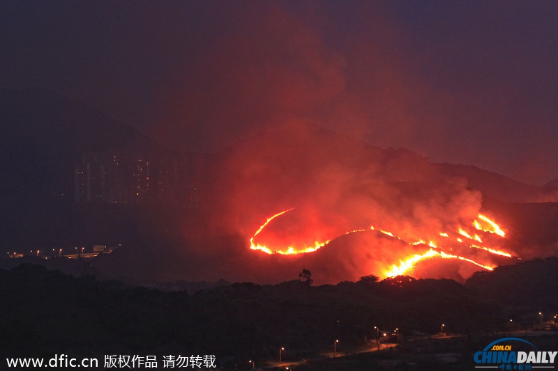 香港一山林突發(fā)大火 燒紅整座山濃煙隨風(fēng)飄向深圳