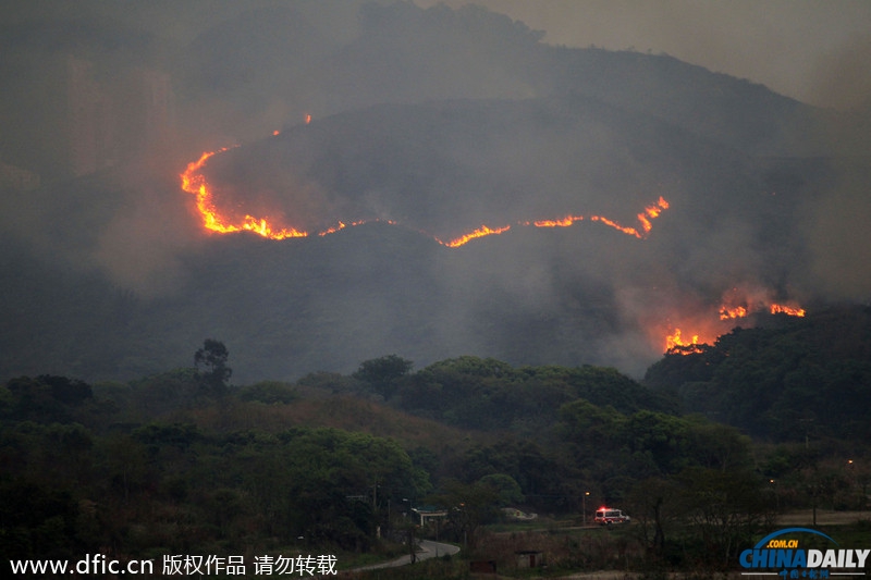 香港一山林突發(fā)大火 燒紅整座山濃煙隨風飄向深圳