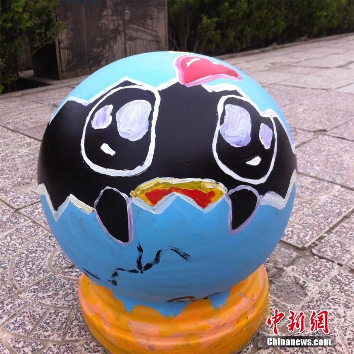 大學(xué)生做創(chuàng)意校園涂鴉 石墩變“萌寵”