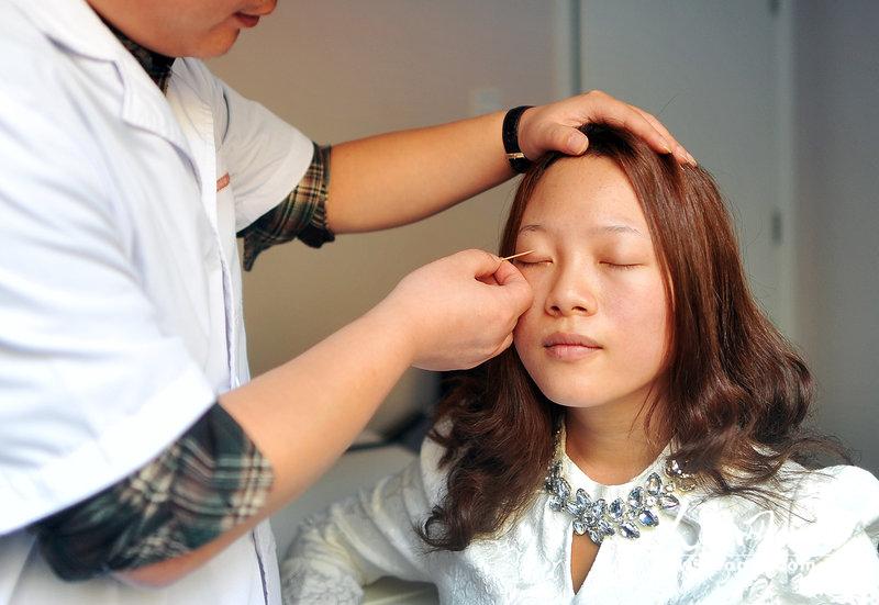圖片故事:東莞女工為圓模特夢多次整容