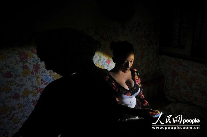 圖片故事：東莞女工為圓模特夢多次整容
