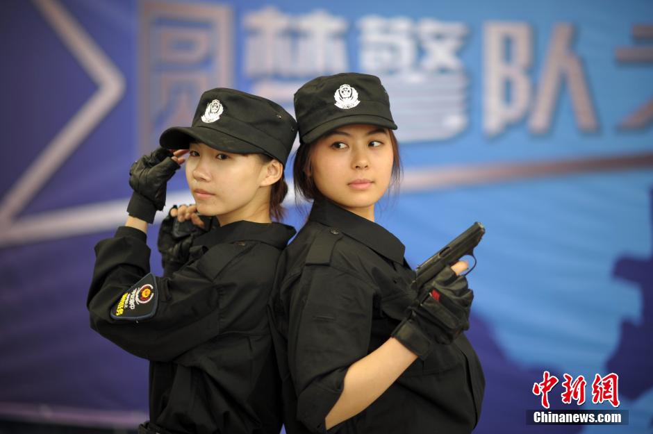重慶女網(wǎng)友入駐警隊(duì)學(xué)防狼術(shù)