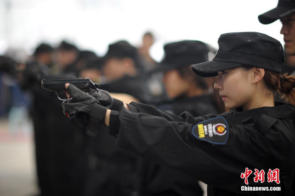重慶女網(wǎng)友入駐警隊學防狼術(shù)