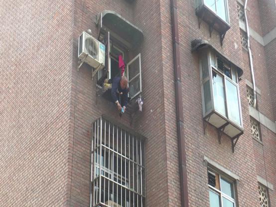 精神疾患男子欲跳樓 邯鄲消防聯手110成功救援