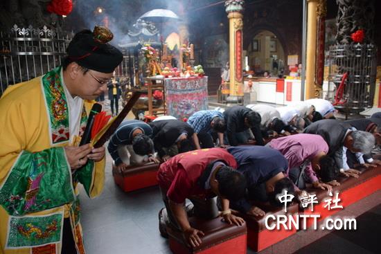 臺(tái)南進(jìn)入枯水期 水利官員三跪九叩祈雨