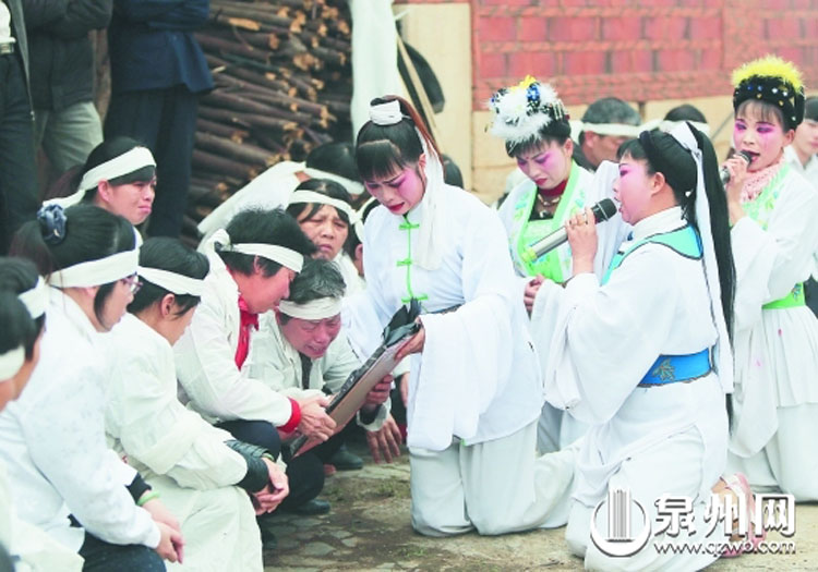 福建職業哭靈女 每月“哭”二十余場收入賽白領